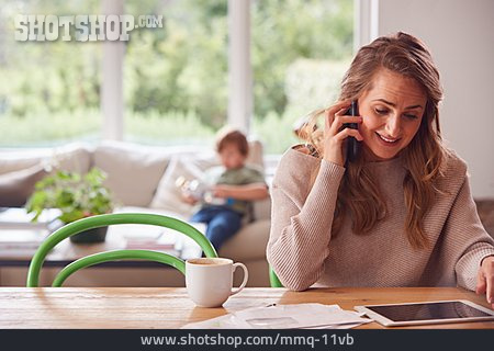 
                Mutter, Zuhause, Telefonieren, Online                   