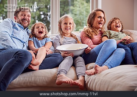 
                Glücklich, Freizeit, Zuhause, Fernsehen, Familie, Popcorn                   