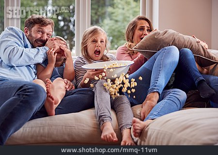 
                Fernsehen, Erschrecken, Popcorn, Familienleben, Gruseln                   