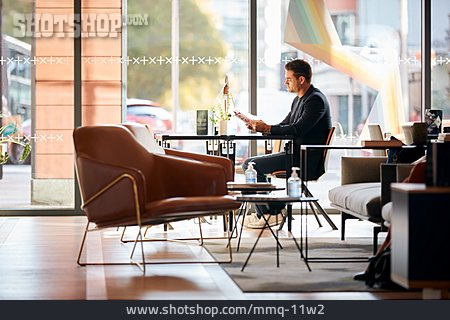 
                Geschäftsmann, Sitzen, Lesen, Cafe                   