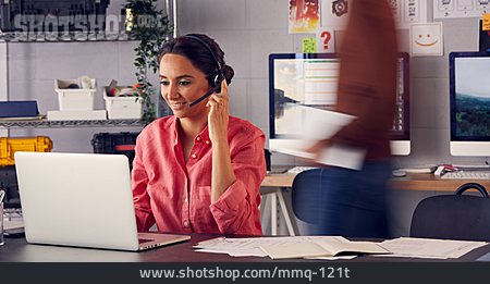 
                Call Center, Hotline, Kundengespräch                   