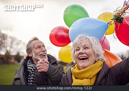 
                Spaziergang, Luftballons, Junggeblieben, Seniorenpaar                   