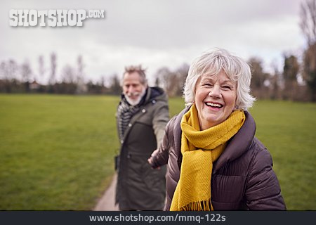 
                Spaziergang, Hand Halten, Seniorenpaar                   