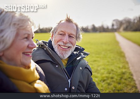 
                Lächeln, Glücklich, Spaziergang, Seniorenpaar                   