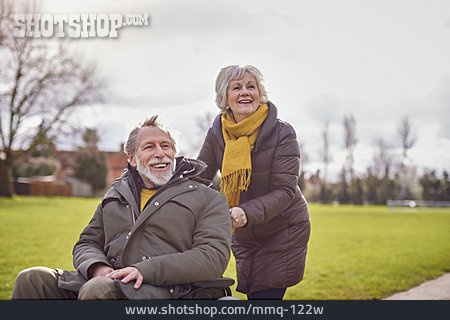
                Spaziergang, Fürsorge, Rollstuhl, Seniorenpaar                   
