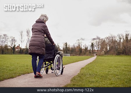 
                Spaziergang, Lebensweg, Rollstuhl, Seniorenpaar, Kümmern                   