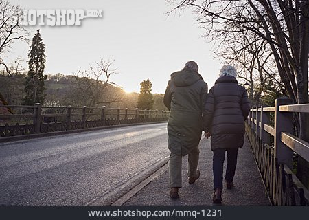 
                Spaziergang, Hand Halten, Seniorenpaar                   