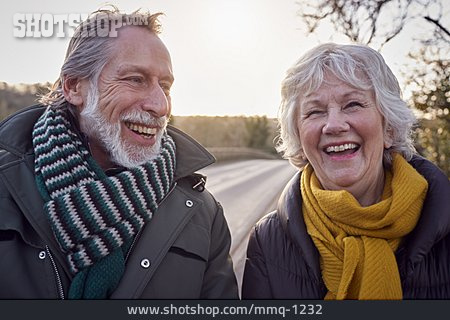 
                Lächeln, Spaziergang, Seniorenpaar                   