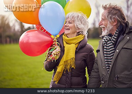 
                Winter, Luftballons, Junggeblieben, Seniorenpaar                   