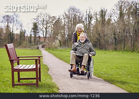 
                Liebe, Spaziergang, Krankheit, Fürsorge, Rollstuhl, Seniorenpaar                   