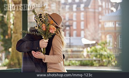 
                Paar, Blumenstrauß, Romantisch, Date, Umarmung                   