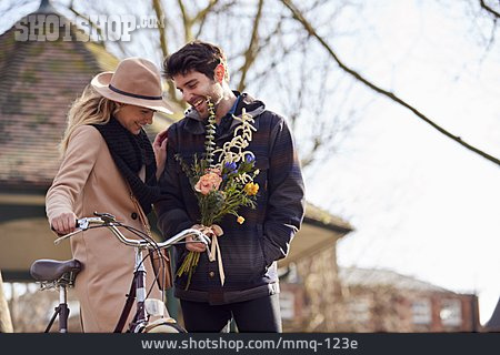 
                Paar, Glücklich, Blumenstrauß, Verliebt, Date                   