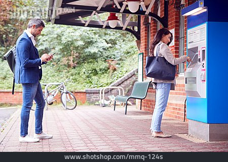 
                Bahnsteig, Fahrkarte, Fahrkartenautomat                   