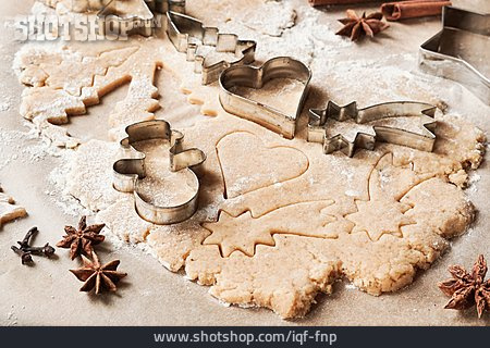 
                Weihnachtsbäckerei, Ausstechform, Plätzchenteig                   