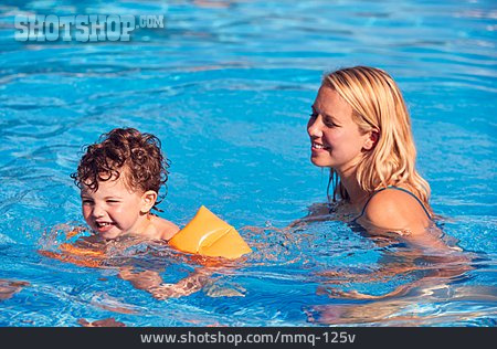
                Mutter, Pool, Sohn, Schwimmen Lernen                   
