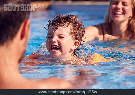 
                Eltern, Sohn, Schwimmflügel, Schwimmen Lernen                   