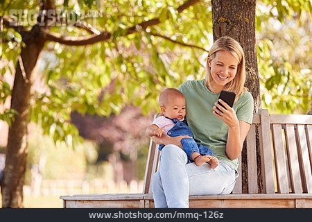 
                Mutter, Park, Tochter, Online, Smartphone                   