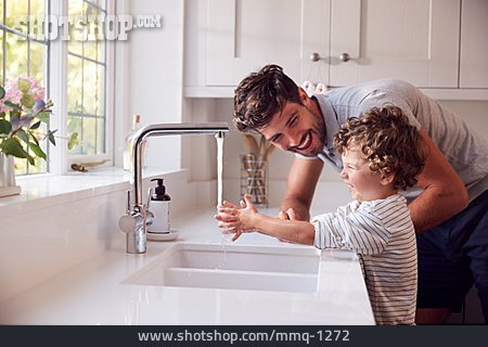 
                Vater, Sohn, Hände Waschen                   