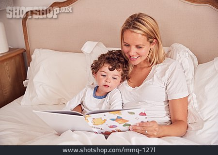 
                Mutter, Sohn, Vorlesen, Schlafen Gehen                   