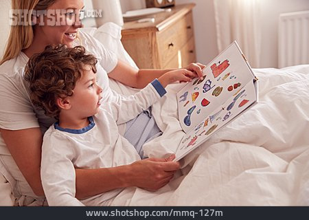 
                Mutter, Sohn, Bilderbuch, Schlafen Gehen                   