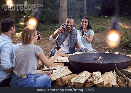 
                Lagerfeuer, Freunde, Outdoor, Prost                   