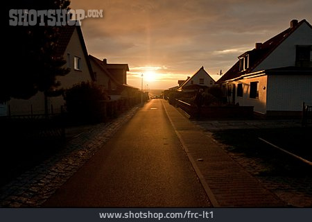 
                Sonnenuntergang, Dorfstraße, Klein Zicker                   
