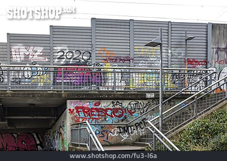 
                Graffiti, Schmiererei, Bahndamm, Ulm                   
