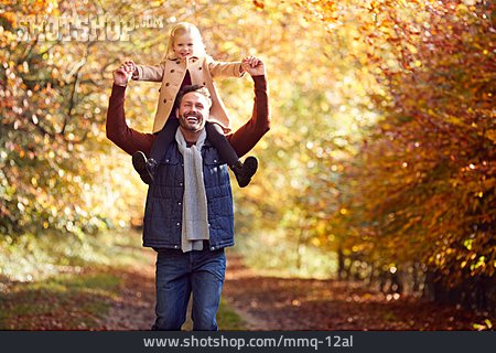
                Vater, Tochter, Huckepack, Herbstspaziergang                   
