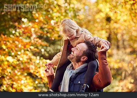 
                Vater, Glücklich, Tochter, Huckepack, Herbstspaziergang                   