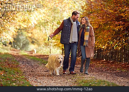 
                Paar, Spaziergang, Hund, Herbstspaziergang                   