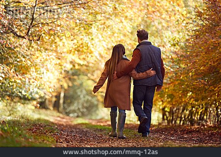 
                Paar, Herbstspaziergang, Arm In Arm                   