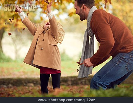 
                Vater, Herbst, Spaß, Tochter, Herbstblätter                   