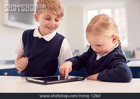 
                Bildung, Online, Touchscreen, Entdecken, Geschwister, Tablet-pc                   
