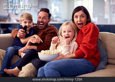 
                Zuhause, Fernsehen, Aufregung, Familie, Popcorn, Familienleben, Gruseln                   