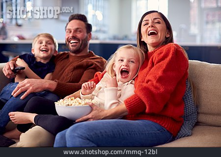 
                Unterhaltung, Zuhause, Fernsehen, Kinder, Familienleben                   