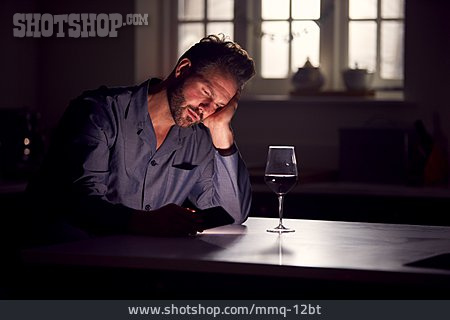
                Mann, Alkohol, Einsam, Abends, Smartphone                   
