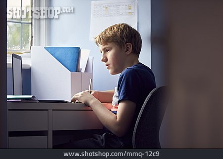 
                Junge, Kinderzimmer, Schreibtisch, Hausaufgaben                   
