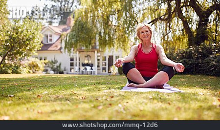 
                Seniorin, Meditation, Yoga, Schneidersitz                   