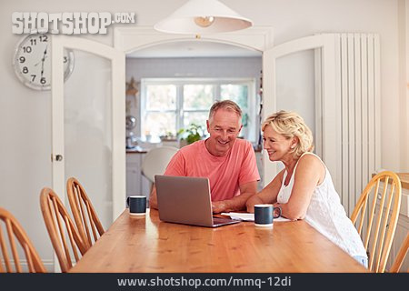 
                Zuhause, Laptop, Online, Seniorenpaar                   