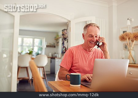
                Senior, Zuhause, Telefonieren, Online                   