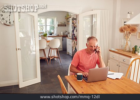 
                Senior, Zuhause, Telefonieren, Online                   