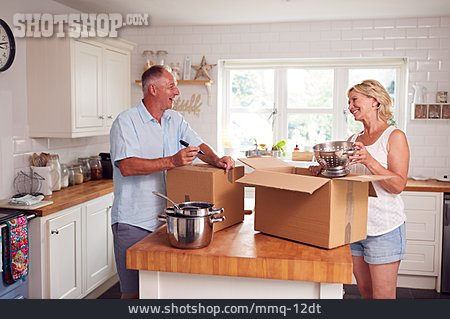 
                Küche, Wohnungsumzug, Verpacken, Umzugskiste, Seniorenpaar                   