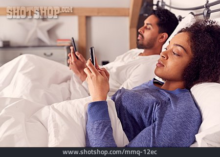 
                Paar, Bett, Lesen, Smartphone                   