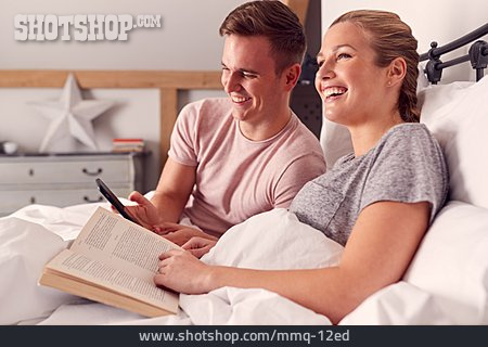 
                Paar, Lesen, Entspannt, Schlafzimmer                   
