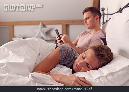
                Paar, Schlafen, Bett, Sms, Smartphone                   