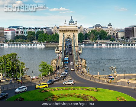 
                Budapest, Autoverkehr, Straßenbrücke                   