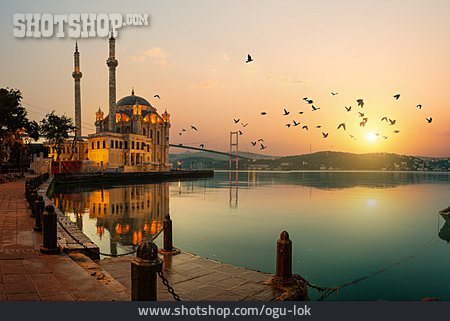 
                Bosporus, Istanbul, Ortaköy-moschee                   