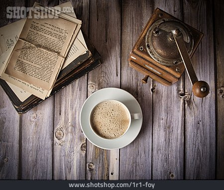 
                Kaffee, Bücher, Kaffeemühle                   
