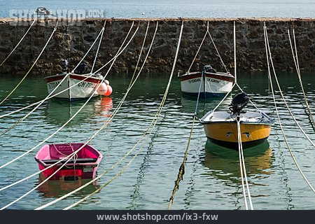 
                Seile, Hafenbecken, Fischerboote                   