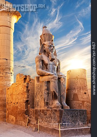 
                Karnak-tempel, Königsstatue                   